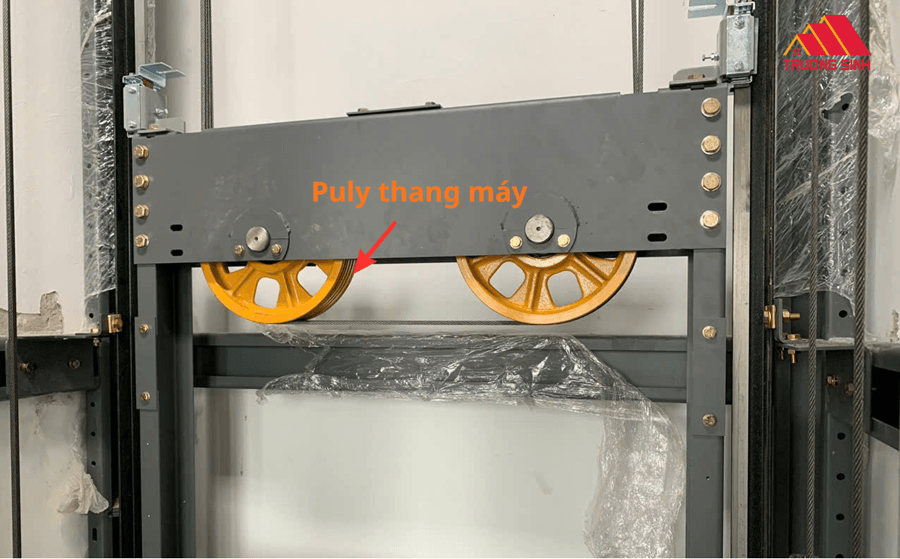 Puly thang máy có dạng bánh xe để dẫn hướng